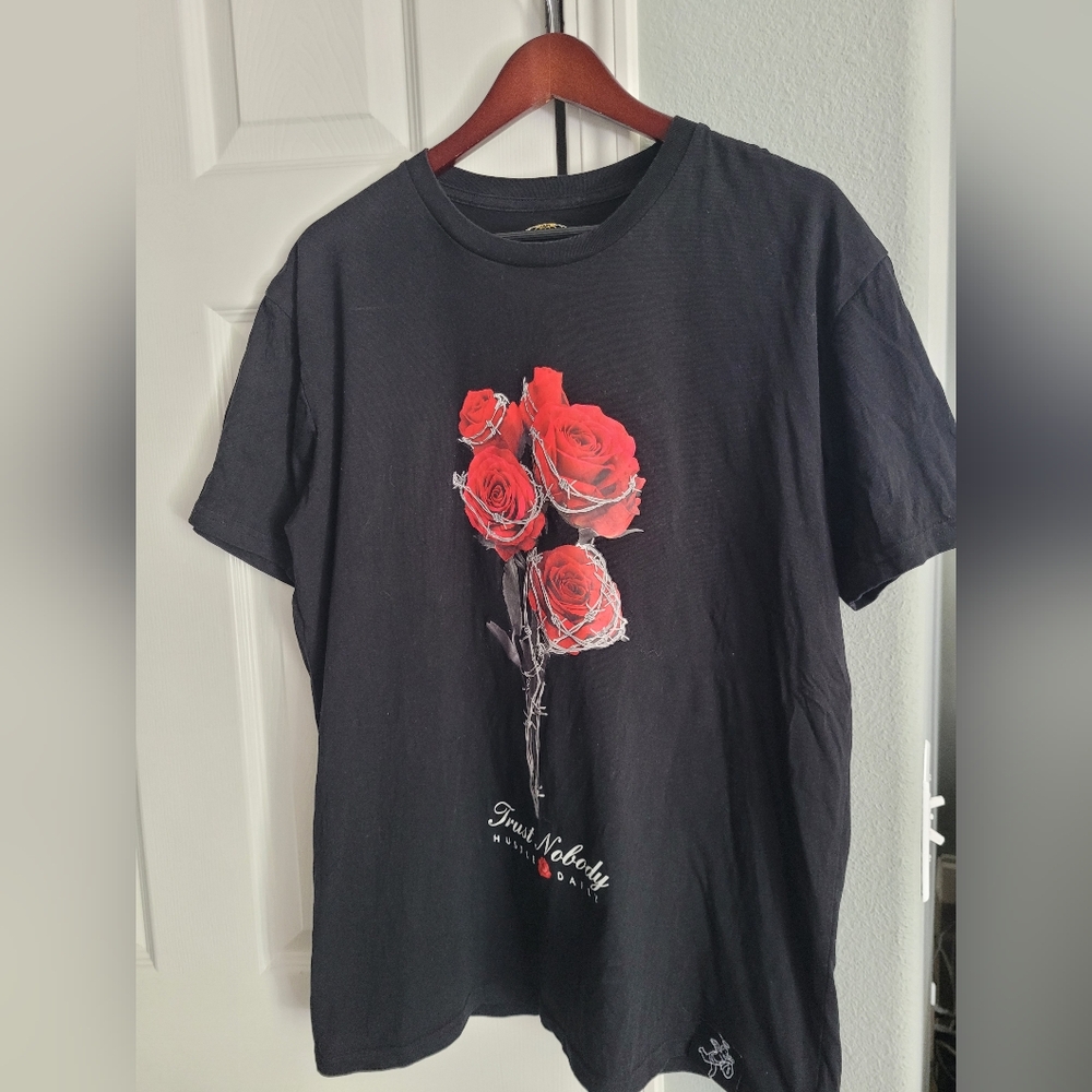 Murerte Black T-Shirt with Red Rose Design